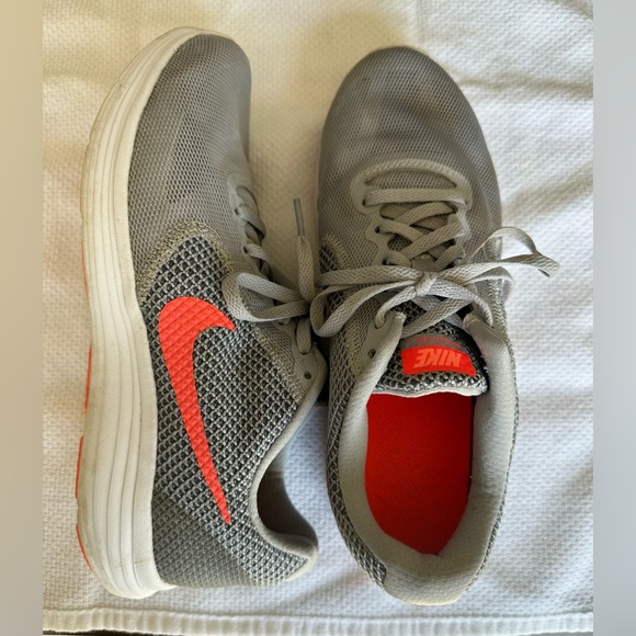 NIKE Women’s Revolution 3 Running shoe SIZE 9 - Picture 4 of 7